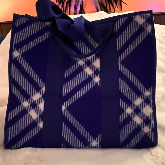 BURBERRY TOTE WITH COA (1650 RETAIL) - Picture 6 of 13